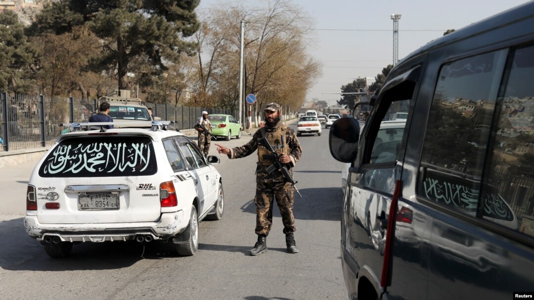 Talibanski borac na kontrolni punktu u Kabulu, Afganistan, 27. studenog 2021.