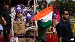 Ketua Menteri Jammu dan Kashmir, Mehbooba Mufti, memegang bendera nasional India yang jatuh ketika upacara dalam upacara pengibaran bendera di Hari Kemerdekaan di Srinagar, daerah Kashmir yang dukuasai India, Senin, 15 Agustus 2016. 