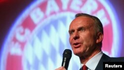 Le president du Bayern, Karl-Heinz Rummenigge, s'adressant aux joueurs lors d'une rencontre festive à Berlin le 18 mai 2014 Reuters