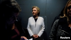 La candidate à la présidentielle Hillary Clinton attend dans un ascenseur avant le concert de Katy Perry à Philadelphie, Pennsylvanie, le 5 novembre 2015.