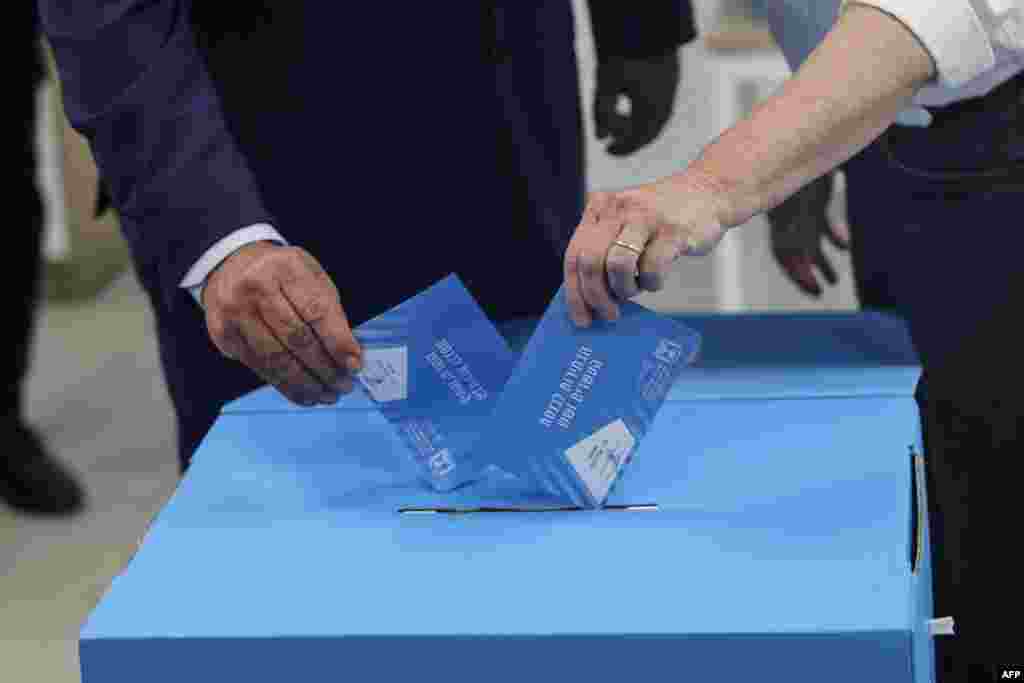 Yashar party leader Gadi Eisenkot and his wife Hannah cast their ballots at a polling station in Herzliya on October 27, 2026, on the day of Israel's legislative election.