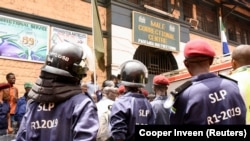 Des policiers se tiennent devant le centre correctionnel pour hommes après qu'une émeute a éclaté dans une prison au milieu de la propagation de la maladie à coronavirus (COVID-19) à Freetown, en Sierra Leone, le 29 avril 2020.