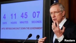 Senator Harry Reid mendiskusikan isu terkait kemungkinan penutupan sebagian pemerintah Amerika di Gedung Capitol, Washington DC (26/9).