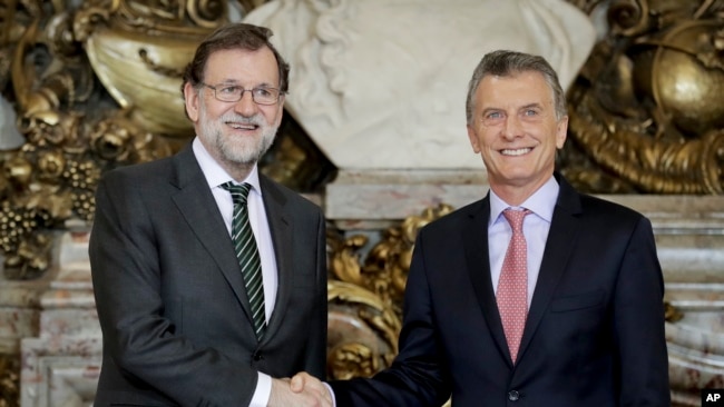 El presidente argentino, Mauricio Macri (derecha) se reunió con el presidente del gobierno español, Mariano Rajoy, en la Casa Rosada, en Buenos Aires, el 10 de abril, de 2018.