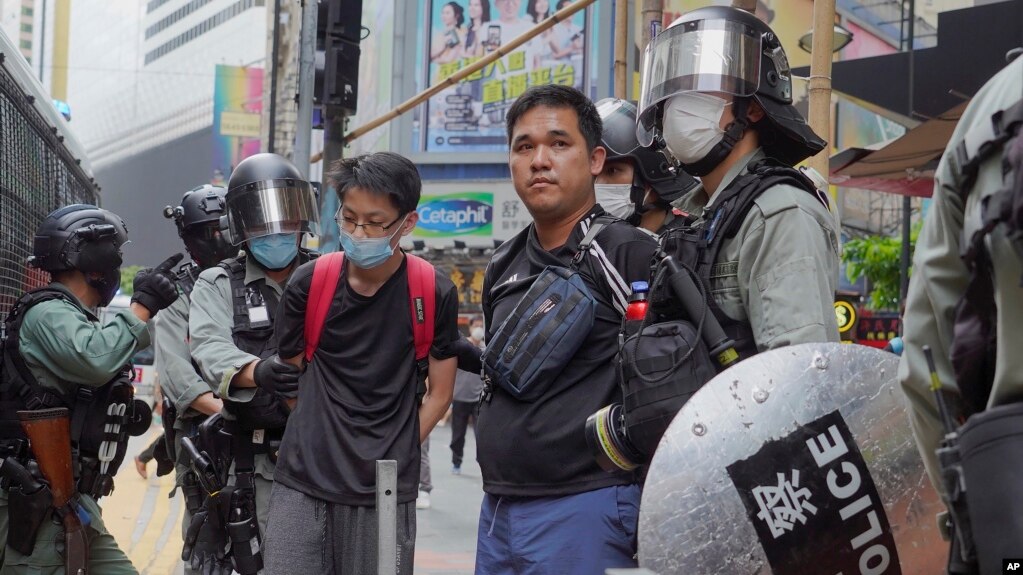 香港铜锣湾，防暴警察在反对北京国家安全立法的示威活动中拘留抗议者。(2020年5月24日)
