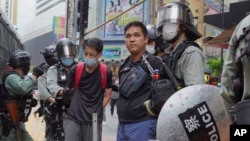 香港铜锣湾，防暴警察在反对北京国家安全立法的示威活动中拘留抗议者。(2020年5月24日)