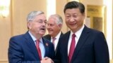 布兰斯塔德（Terry Edward Branstad）在北京人民大会堂与中国国家主席习近平握手。