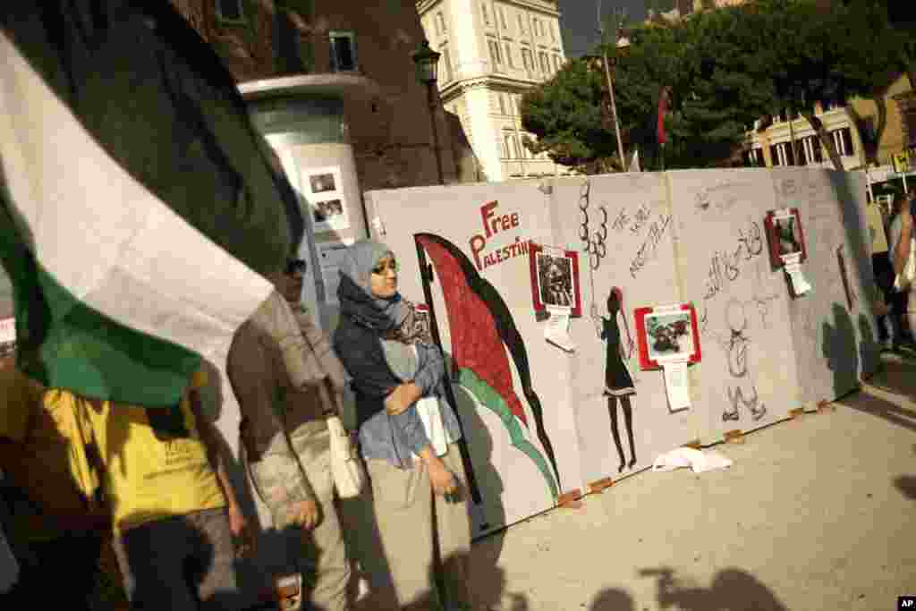 Para demonstran memegang bendera Palestina dalam sebuah protes anti perang menentang operasi Israel di Gaza, di Roma, 11 Juli 2014.