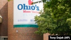 Orang-orang masuk ke klinik vaksinasi massal COVID-19 Ohio di Cleveland State University, Selasa, 25 Mei 2021, di Cleveland. (Foto: AP/Tony Dejak)