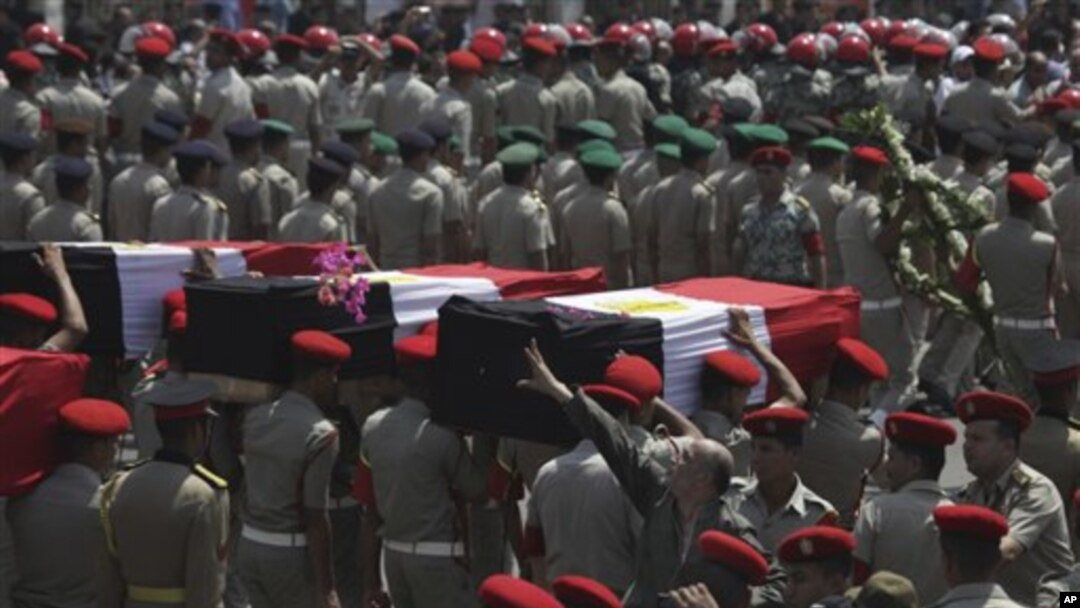 Militer Mesir di Kairo melakukan upacara pemakaman bagi 16 tentara Mesir yang tewas dibunuh oleh militan Islamis di Semenanjung Sinai, dekat perbatasan Israel (8/8). 