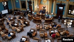 Electoral College negara bagian Michigan sedang bersidang membahas pemilihan presiden dan wakil presiden di Lansing, Michigan, 14 Desember 2020. (Foto: Carlos Osorio/Pool via Reuters)