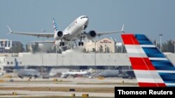 마이애미 공항 활주로에서 여객기가 이륙하고 있다. (자료사진)