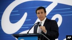 El presidente y director ejecutivo de Ford, Mark Fields, anuncia a los empleados de la Planta de Ensamblaje de Flat Rock, Michigan, que la empresa ha cancelado planes de construir una nueva instalación en México e invertirá en ampliar la planta de Flat Rock.