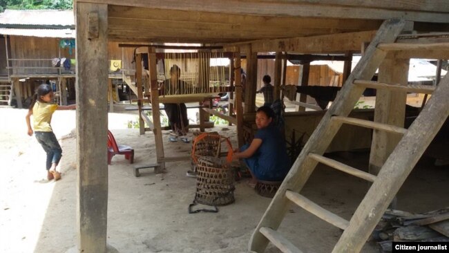 ຄອບຄົວຊົນເຜົ່າໄທແດງ ກຳລັງຕ່ຳຜ້າ ຢູ່ໃນແຂວງຫົວພັນ ທາງພາກຕາເວັນອອກສຽງເໜືອ ຂອງລາວ