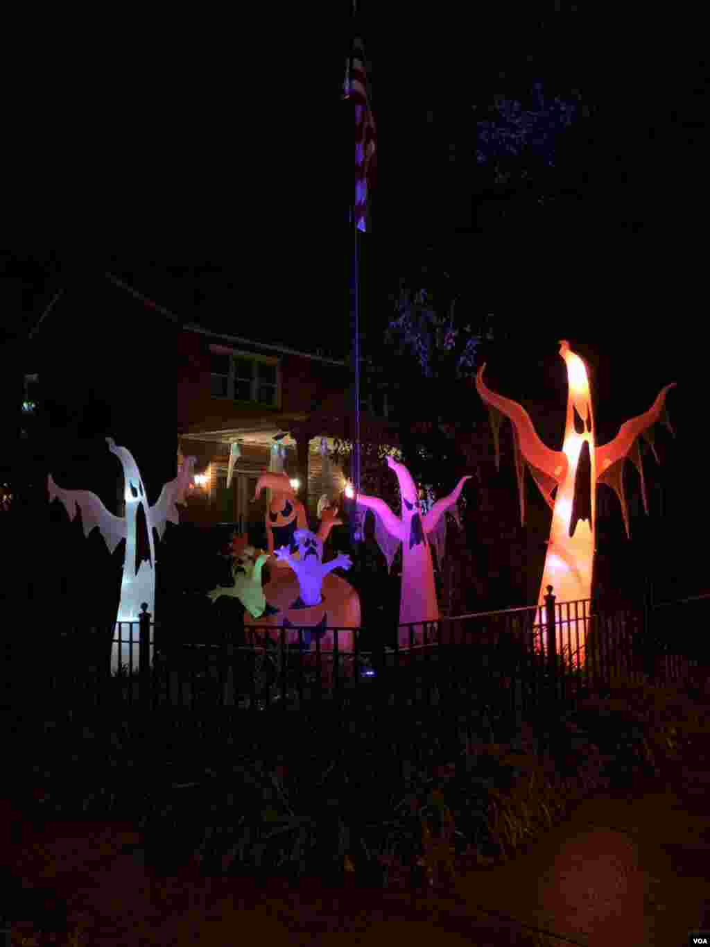 Decoraciones de Halloween la capital estadounidense, diversión para todos. Foto: Iacopo Luzi, VOA. Oct. 30 de 2018.