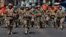 Soldados caminan por una calle vacía en La Paz, Bolivia, debido a la cuarentena impuesta por el gobierno debido al coronavirus. 