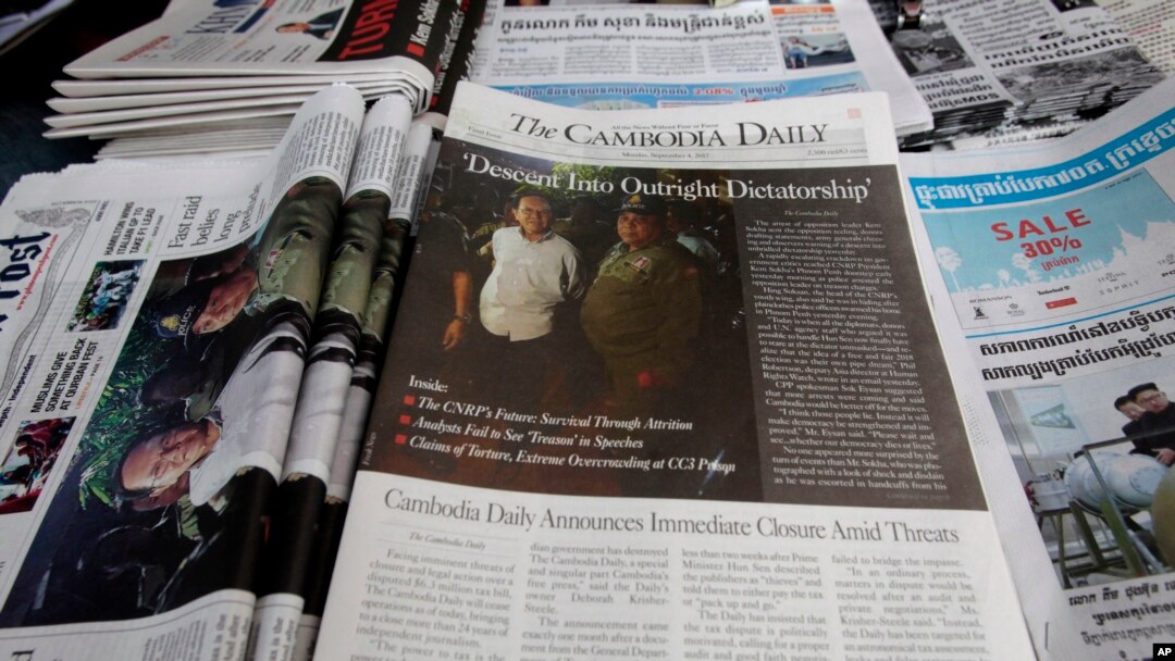 Koran terbaru "The Cambodia Daily" yang dijual di sebuah kios koran, di Phnom Penh, Kamboja, Senin, 4 September 2017.