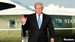 Presiden Amerika Serikat Donald Trump melambaikan tangan sebelum berangkat dari bandara Newark Liberty International setelah berakhir pekan di Trump National Golf Club, Bedminster, New Jersey, 11 Juni 2017. (Foto: dok).