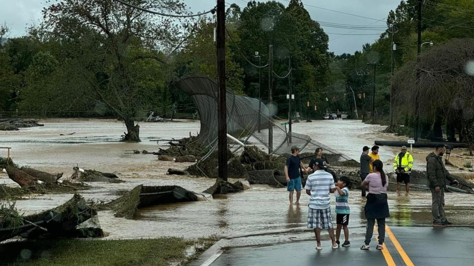 FILE - Kerusakan yang ditimbulkan badai Helene di Swannanoa, North Carolina. (Courtesy: Tara Boestan)