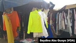 Les vêtements d'occasions exposés au marché de Colobane à Dakar, 17 juin 2017. (VOA/ Seydina Aba Gueye)