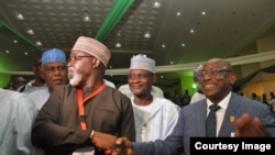 Amaju Pinnick, 2e à gauche, est félicité après sa réélection comme président de la Fédération nigériane de football (NFF), à Abuja, Nigeria, 20 septembre 2018. (Twitter/The NFF)