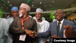 Amaju Pinnick, 2e à gauche, est félicité après sa réélection comme président de la Fédération nigériane de football (NFF), à Abuja, Nigeria, 20 septembre 2018. (Twitter/The NFF)