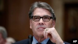 Menteri Energi AS Rick Perry menghadiri rapat dengar pendapat anggaran belanja negara tahun fiskal 2019 di di sub komite Senat untuk Pembangunan Energi dan Air di Capitol Hill, 11 April 2018 di Washington. 