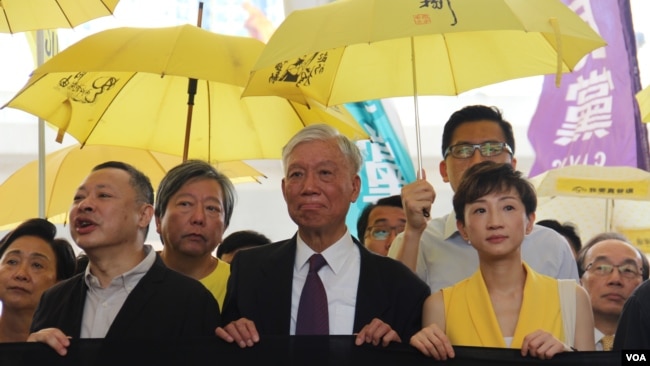 2019年4月24日在香港西九龙法庭外香港民主派支持占中九子 （美国之音记者申华拍摄）
