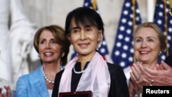 Lãnh tụ dân chủ Miến Điện Aung San Suu Kyi nhận Huân Chương Vàng Quốc hội Hoa Kỳ tại Điện Capitol ở Thủ đô Washington, 19/9/2012