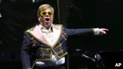 Elton John saat tampil dalam tur "Farewell Yellow Brick Road" di Madison Square Garden, New York, 5 Maret 2019. (Foto: dok).