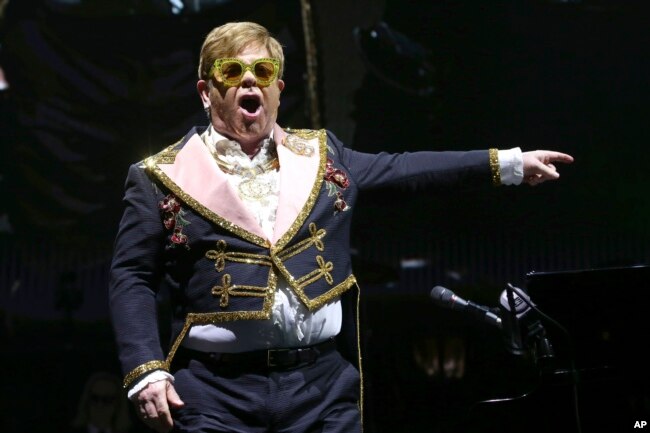 Archivo - Elton John actúa durante su gira "Farewell Yellow Brick Road" en el Madison Square Garden en Nueva York el 5 de marzo de 2019.