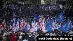 Para pendukung dari Partai Impian (Dream Party) di Georgia turun ke jalan menjelang pemilu di kota Tbilisi, Georgia, pada 27 Oktober 2021. (Foto: Reuters/Irakli Gedenidze)