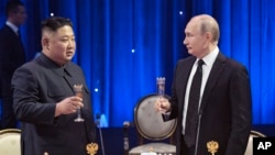روس کے صدر ولادی میر پوٹن، شمالی کوریا کے سربراہ کم یانگ ان کے ساتھ۔ 25 اپریل 2019