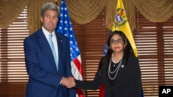 Ngoại trưởng Hoa Kỳ John Kerry gặp gỡ Ngoại trưởng Venezuela Delcy Rodriguez tại hội nghị của Tổ chức Các nước châu Mỹ (OAS) ở Cộng hòa Dominica, ngày 14 tháng 6 năm 2016.