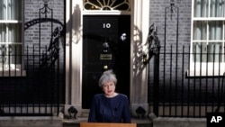 Britanska premijerka Tereza Mej obraća se medijima ispred svoje rezidencije u Dauning stritu 10, u Londonu, 18. aprila 2018. (AP Photo/Alastair Grant)