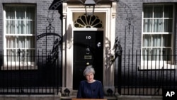 PM Inggris, Theresa May, berbicara kepada media di luar kediaman resminya di Downing Street 10 di London hari Selasa tanggal 18 April 2017 (foto: AP Photo/Alastair Grant)