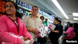 Warga di Caracas mengantre di kasir pasar swalayan untuk membeli tisu toilet yang sedang langka. (Reuters/Jorge Silva) 