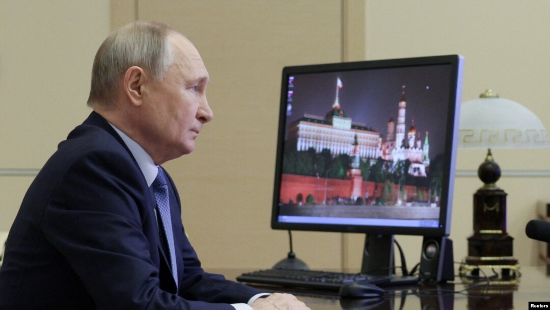El presidente ruso, Vladimir Putin, preside una reunión con miembros del Consejo de Seguridad de Rusia a través de un enlace de video en la residencia estatal Novo-Ogaryovo en las afueras de Moscú, Rusia, el 20 de enero de 2025.