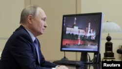 El presidente ruso, Vladimir Putin, preside una reunión con miembros del Consejo de Seguridad de Rusia a través de un enlace de video en la residencia estatal Novo-Ogaryovo en las afueras de Moscú, Rusia, el 20 de enero de 2025.