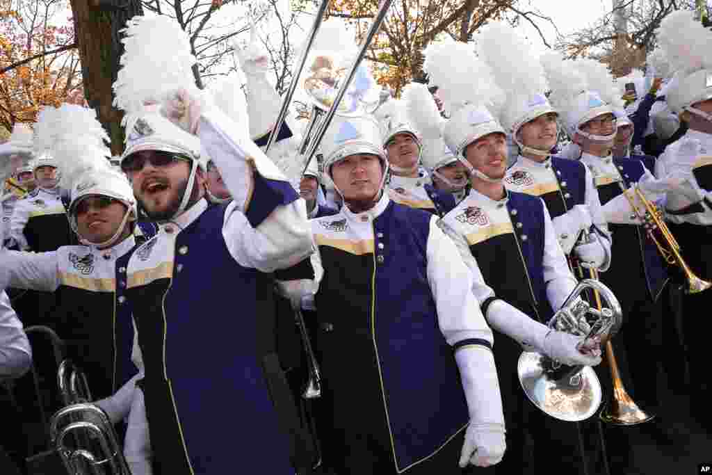 Los miembros de la banda de música de la Universidad de Western Carolina animan mientras pasan las carrozas durante el desfile.