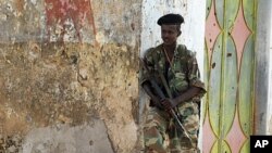 Somali government soldier mans a positions near northern Mogadishu's Yaqshid district headquarters after Islamist insurgents pulled out of the area on August 6, 2011