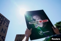 People protest the Supreme Court decision to overturn Roe v Wade in Washington June 25, 2022. (REUTERS/Elizabeth Frantz)