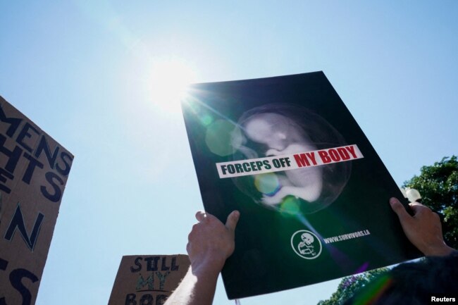 People protest the Supreme Court decision to overturn Roe v Wade in Washington June 25, 2022. (REUTERS/Elizabeth Frantz)