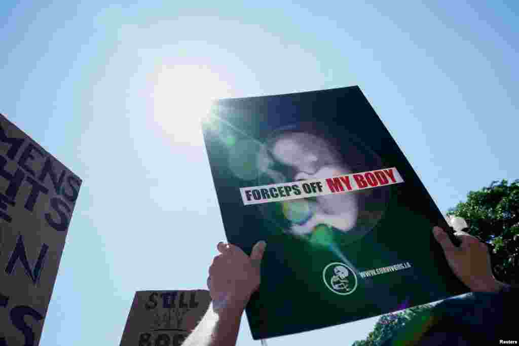 Un manifestante a favor del fallo muestra un cartel que expresa &quot;fórceps, lejos de mi cuerpo&quot;, frente a la Corte Suprema, en Washington DC, el 25 de junio de 2022.