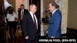 Director and screenwriter Oliver Stone (R) interviews Russian President Vladimir Putin in the Kremlin on July 19, 2019. (Sputnik/Kremlin)