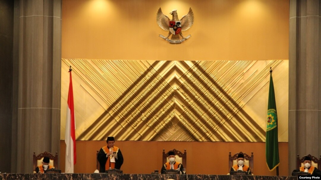 Dr. Syarifuddin (berdiri) dalam pemilihan Ketua MA yang digelar 6 April. (Courtesy: mahkamahagung.go.id)