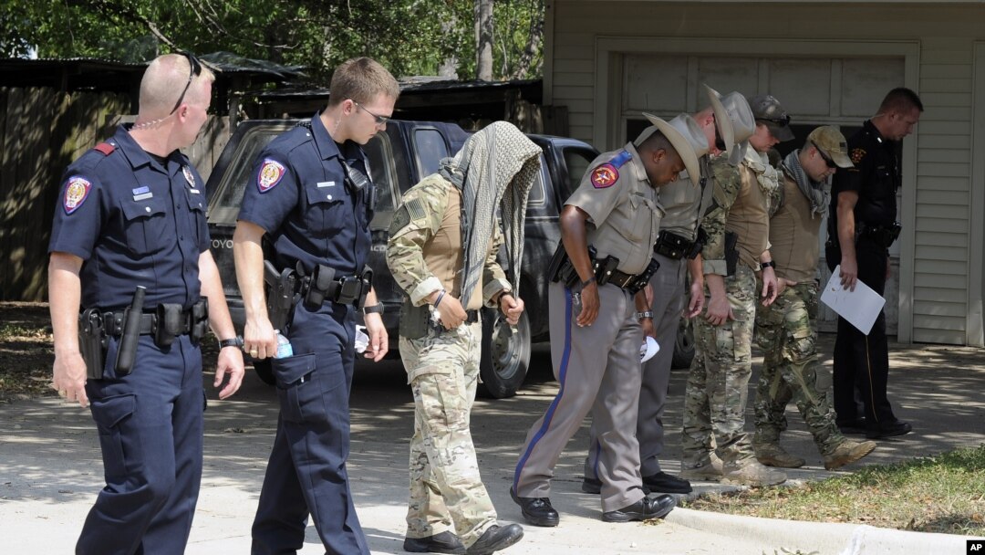 Polisi melakukan investigasi di area penembakan pasca insiden di Universitas Texas A&M di kota College Station, negara bagian Texas (13/8).