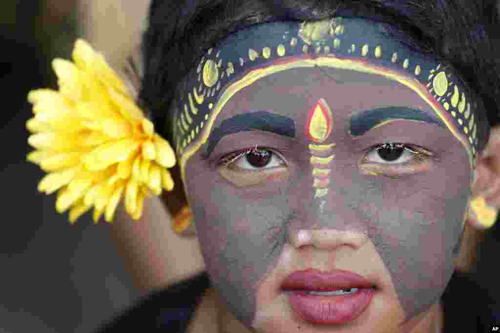 یک زن جوان در حاشیه فستیوال هندوها به نام &laquo;گربگ&raquo; در روستایی در بالی اندونزی خود را به این شکل در آورده است. آنها با نقاشی صورت، در روستا می رقصند تا ارواح خبیث را از خود دور کنند.