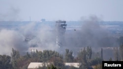 La torre de control del aeropuerto Sergey Prokofiev de Donetsk se ve envuelto en el humo de las bombas lanzadas por separatistas prorrusos.