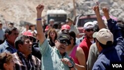 Algunos de los mineros rescatados regresaron a la mina San José para participar de una misa. La cápsula Fénix gana celebridad.